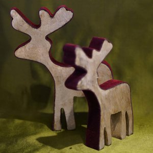 Holzhirsch-mit-Samtband