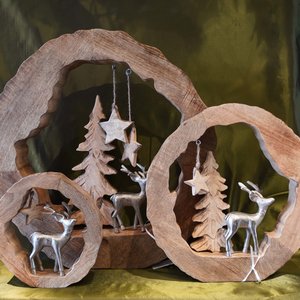 Holzkraenze-mit-Metallhirsch